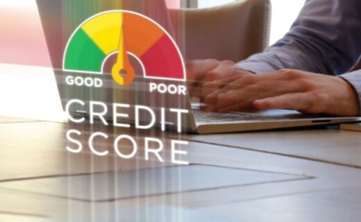Pessoa usando notebook com indicador de crédito e texto “Credit Score” na tela