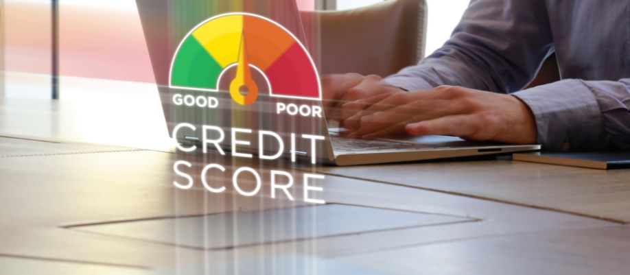 Pessoa usando notebook com indicador de crédito e texto “Credit Score” na tela