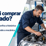 Mecânico examina carro com capô aberto; a arte orienta conferir o histórico e avaliar a mecânica antes de comprar.