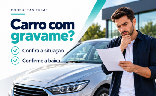 Comprador analisa carro usado; a arte orienta a conferir a situação e a baixa do gravame.