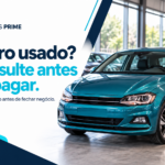 Carro usado em loja com chamada para consultar o histórico antes de pagar.