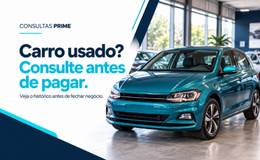 Carro usado em loja com chamada para consultar o histórico antes de pagar.