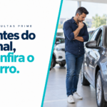 Homem observa um carro usado em loja; a arte diz: Antes do sinal, confira o carro.