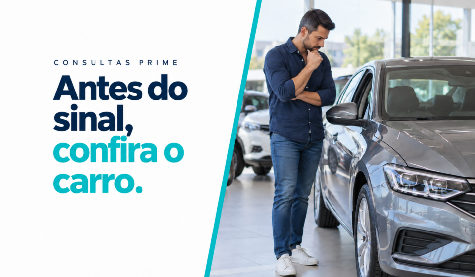 Homem observa um carro usado em loja; a arte diz: Antes do sinal, confira o carro.