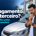Comprador consulta celular ao lado de carro, com o título Pagamento a terceiro? Confira antes de transferir.