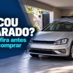 Carro prata parcialmente coberto em garagem, com chamada para conferir antes de comprar