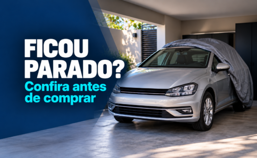 Carro prata parcialmente coberto em garagem, com chamada para conferir antes de comprar