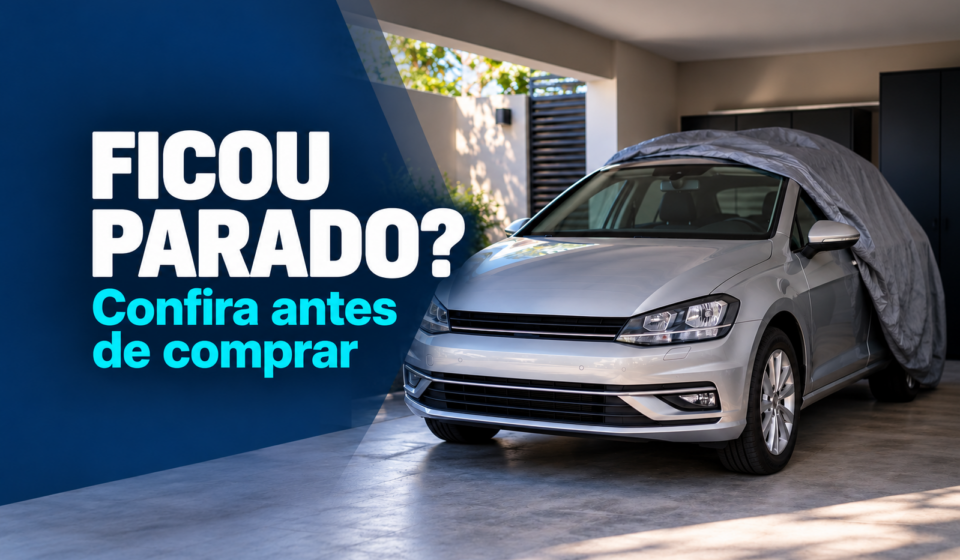 Carro prata parcialmente coberto em garagem, com chamada para conferir antes de comprar