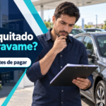 Comprador confere a documentação de um carro usado anunciado como quitado antes de pagar, com a pergunta sobre gravame em destaque.