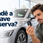Comprador confere uma única chave diante de um carro usado