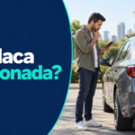 Comprador observa carro usado enquanto confere informações no celular, sem placa visível