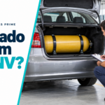 Técnico verifica cilindro de GNV instalado no porta-malas de carro usado