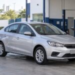 Carro usado de locadora sendo avaliado antes da compra