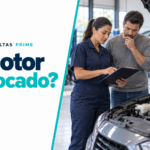 Profissional e comprador conferem documentos e compartimento do motor de carro usado