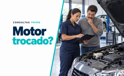 Profissional e comprador conferem documentos e compartimento do motor de carro usado