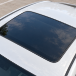 Teto de vidro fechado em carro estacionado, visto de um ângulo elevado